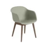 Muuto Fiber Stoel Met Armleuningen En Houten Poten -Gubis Winkel fiber karmstol dustygreen darkstainedbrown a0857a55f8