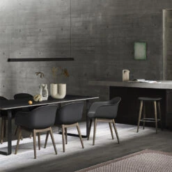 Muuto Fiber Stoel Met Armleuningen En Houten Poten -Gubis Winkel fiber karmstol miljo1 9db06ca392