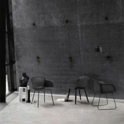 Muuto Fiber Stoel Met Armleuningen En Houten Poten -Gubis Winkel fiber karmstol miljo2 02db2e5f98