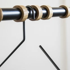 LIND DNA Slim Kledinghanger 9 LIND DNA Slim Kledinghanger -Gubis Winkel slim galge miljo3 e506ee0a06