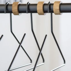 LIND DNA Slim Kledinghanger 10 LIND DNA Slim Kledinghanger -Gubis Winkel slim galge miljo4 25eedacefe